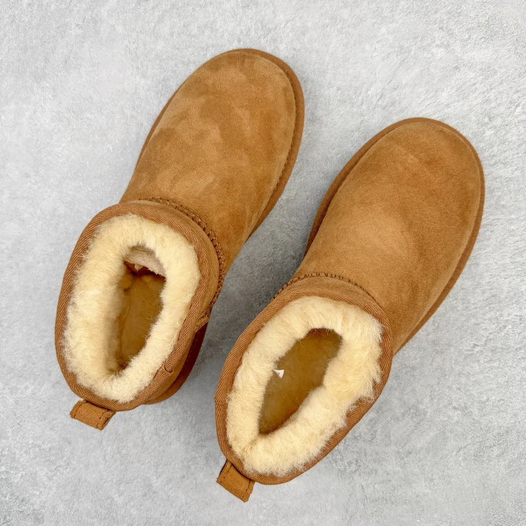 Pick up locally 💰520 UGG 6109 Zhou Dongyu Mini short boots, autumn and winter sheep fur integrated snow boots. All shoes are made from the same factory as ZP. Longfeng A-grade Australian imported sheep fur integrated men's and women's boots. Brand OEM production line. Fully follow the ZP process. OEM original pattern maker. Adhering to the principle of no original shoes and no development selection. Pay attention to every detail. The most authentic version on the market. TREADLITE "light wing" technology outsole. Lightweight/durable/flexible/pile type 35 36 37 38 39 40 41 42 43 44 45 Coding: by2936060